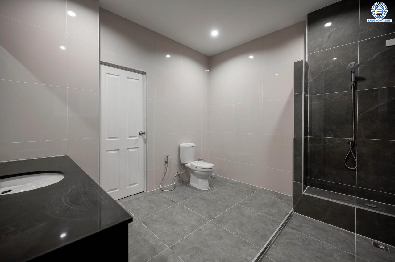 บ้านมือสองตกแต่งใหม่ โครงการ เดอะเวอรีเดียนโฮม กาญจนาภิเษก เนื้อที่กว้าง 75 ตร.ว. ฟังก์ชัน 3 ห้องนอน 4 ห้องน้ำ 1 ห้องอเนกประสงค์ 1 ห้องแม่บ้าน จอดรถได้ 2 จอด บนทำเลดี ติดถนนกาญจนาภิเษก เชื่อมต่อถนนรัตนาธิเบศร์ ถนนนครอินทร์ ถนนกาญจนาภิเษก ใกล้รถไฟฟ้าสายสีม่วง "สถานีตลาดบางใหญ่" และจุดขึ้นทางด่วน "ศรีรัช"...